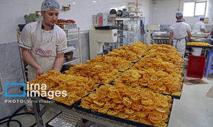 تصاویر: کارگاه پخت زولبیا و بامیه در ماه مبارک رمضان