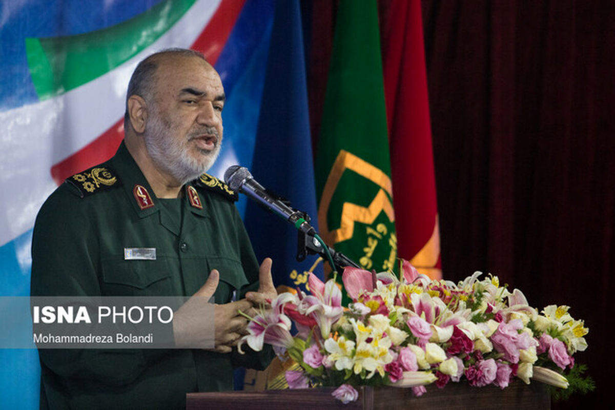 سرلشکر سلامی: فرماندهان خاطراتشان را به کتاب تبدیل کنند