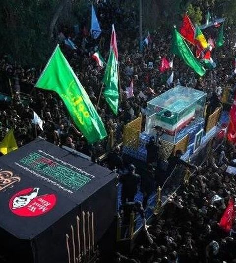 لحظه به لحظه تشییع پیکر رهبر شهید انقلاب در مشهد/ برافراشته شدن پرچم یا لثارات الخامنه ای/محل خاکسپاری رهبر شهید اعلام شد/ اقامه نماز بر پیکر امام شهید/ظرفیت حرم مطهر رضوی تکمیل شد/پیکر رهبر شهید انقلاب با بالگرد به حرم مطهر منتقل می شود + فیلم