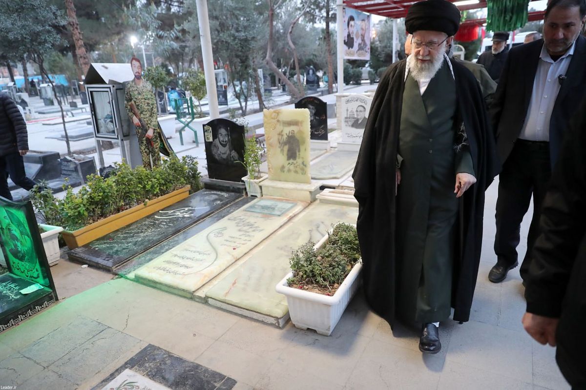 روایت حضور رهبر انقلاب در مرقد امام و گلزار شهدا