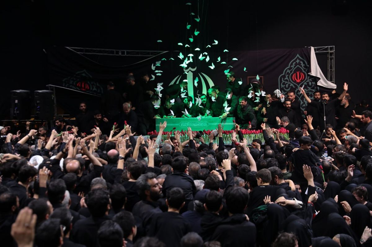  لحظه ورود پیکر رهبر شهید انقلاب به مراسم وداع در جوار حسینیه امام خمینی(ره)