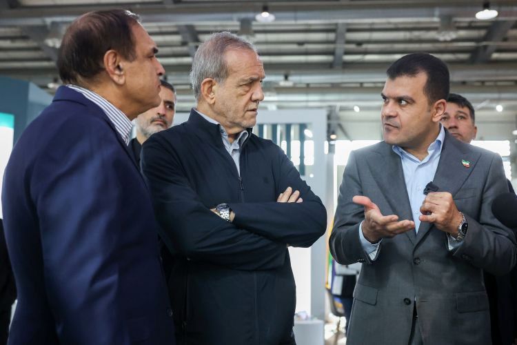 بازدید پزشکیان از نمایشگاه بین‌المللی فناوری نانو