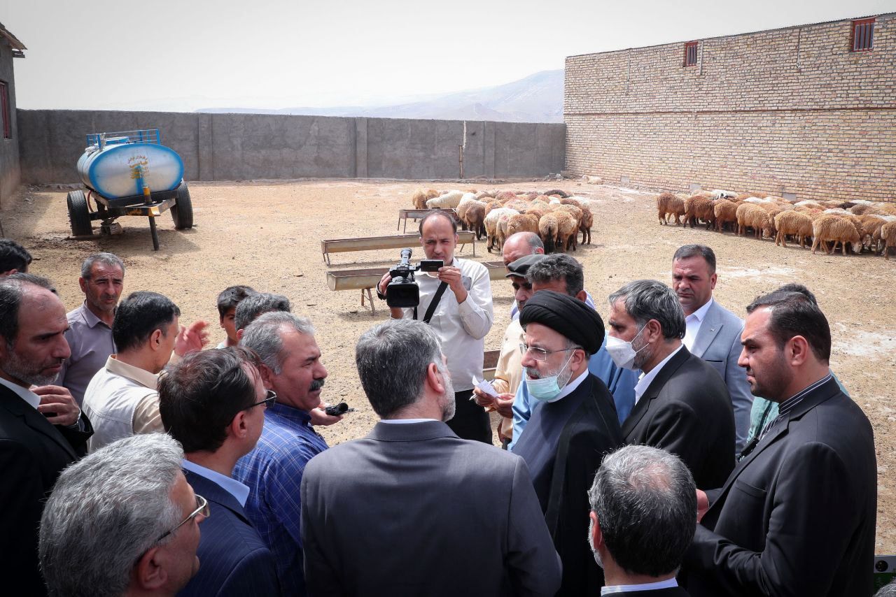 تصاویر: حضور رئیسی در شهرک دامپروری قارلق و گفتگو با دامپروران