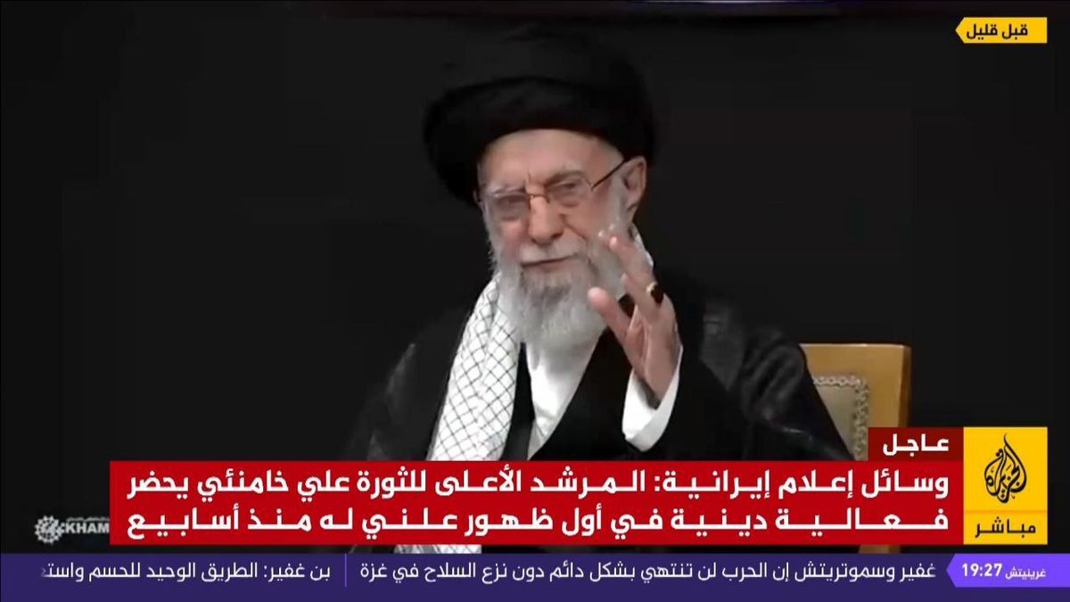 شبکه الجزیره برنامههای عادی خود را قطع کرد | پخش تصاویر حضور رهبر انقلاب در مراسم شب عاشورا