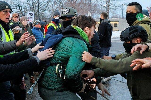 رفتار خشونت‌آمیز با مهاجران برای ترامپ دردسرساز می‌شود