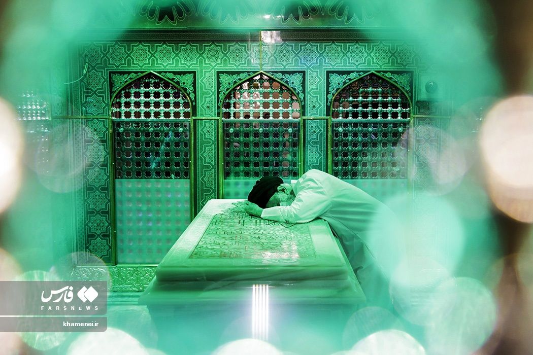 تصاویر: غبارروبی مضجع مطهر رضوی توسط رهبر انقلاب