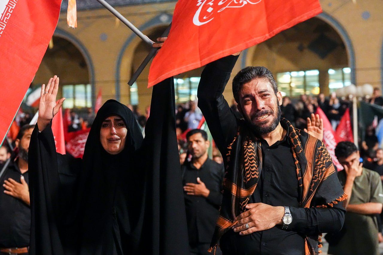 پخش سرود ملی ایران در لحظات آغازین شروع مراسم تشییع