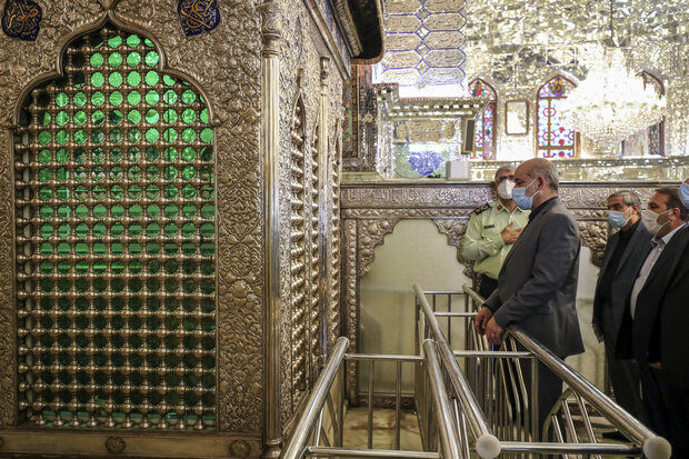 وزیر کشور به زیارت حرم مطهر حضرت شاهچراغ(ع) رفت +عکس