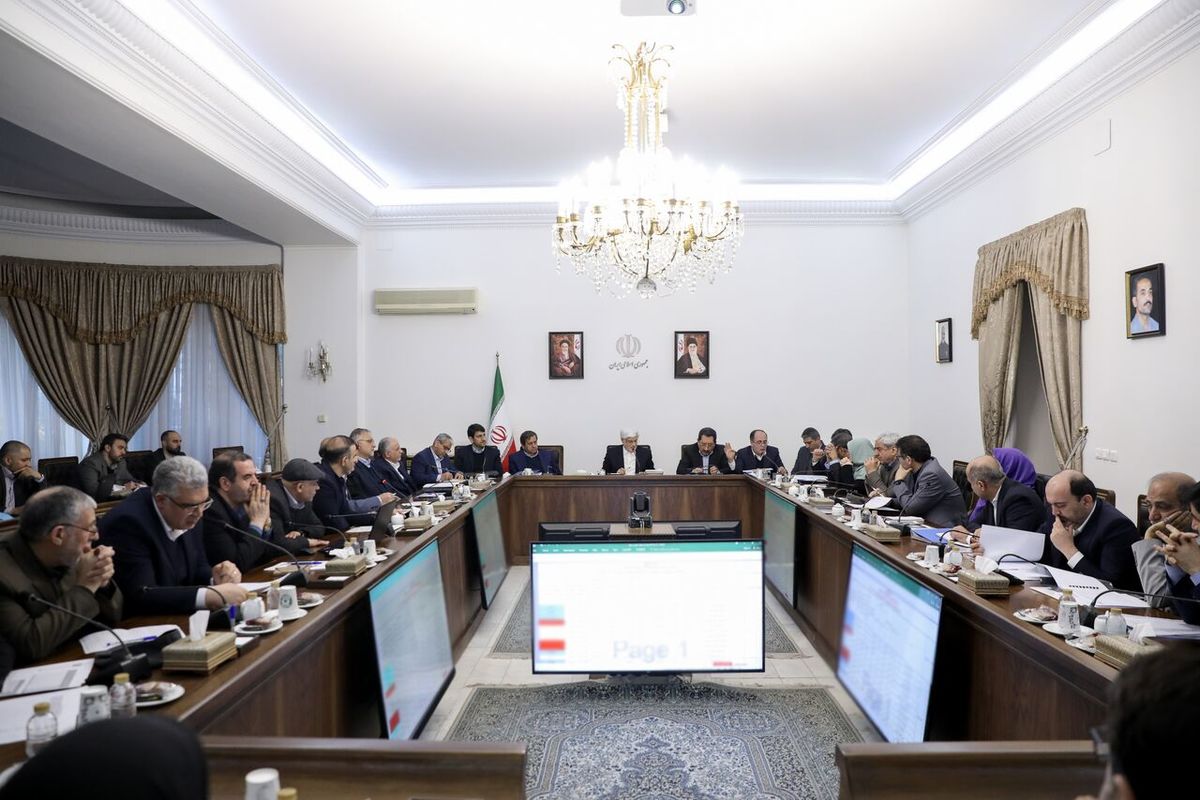 تاکید عارف بر تقویت نظارت بر قیمت‌ها و برخورد با محتکران