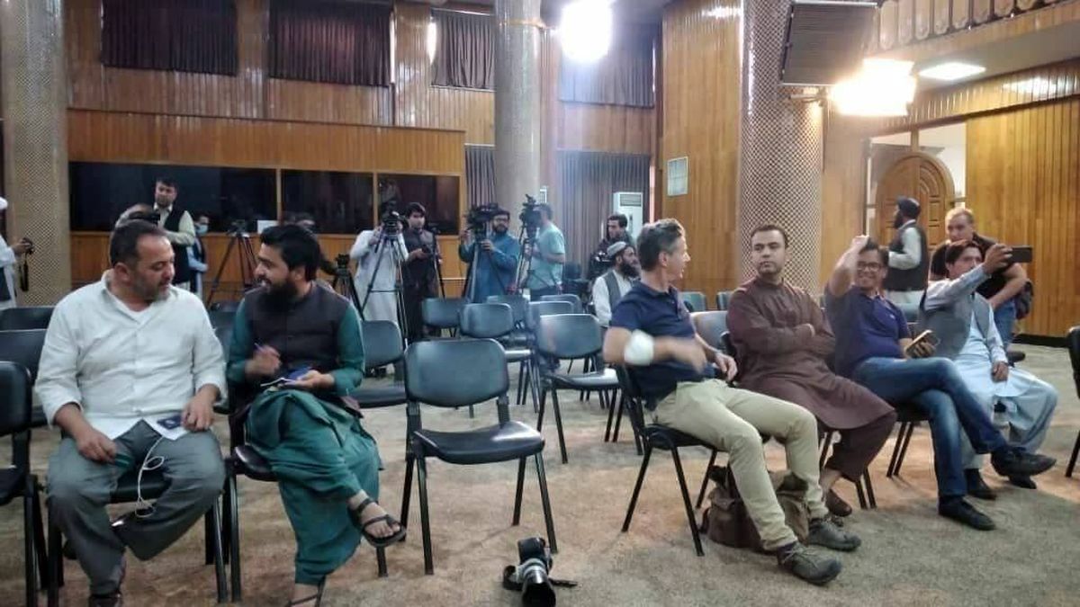 خبرنگاران حاضر در کنفرانس خبری سخنگوی طالبان +عکس