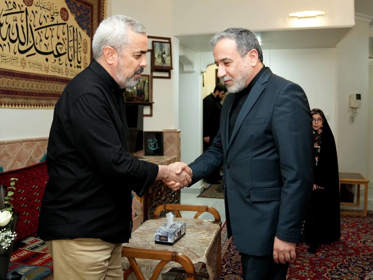 دیدار عراقچی با خانواده شهید محمد باقری +عکس