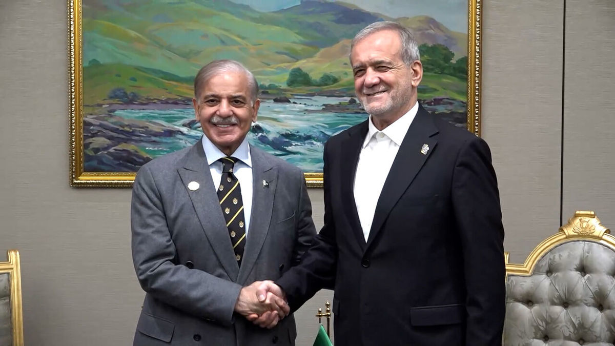 دیدار پزشکیان و شهباز شریف نخست‌وزیر پاکستان  