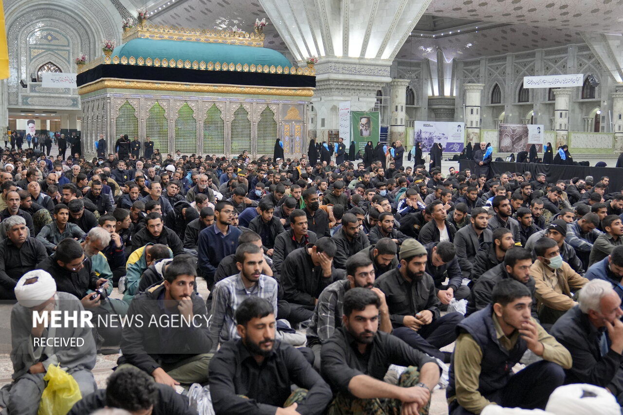 فیلم کامل همخوانی سرود بسیجیان در مراسم روز بسیج در حسینیه امام خمینی(ره)