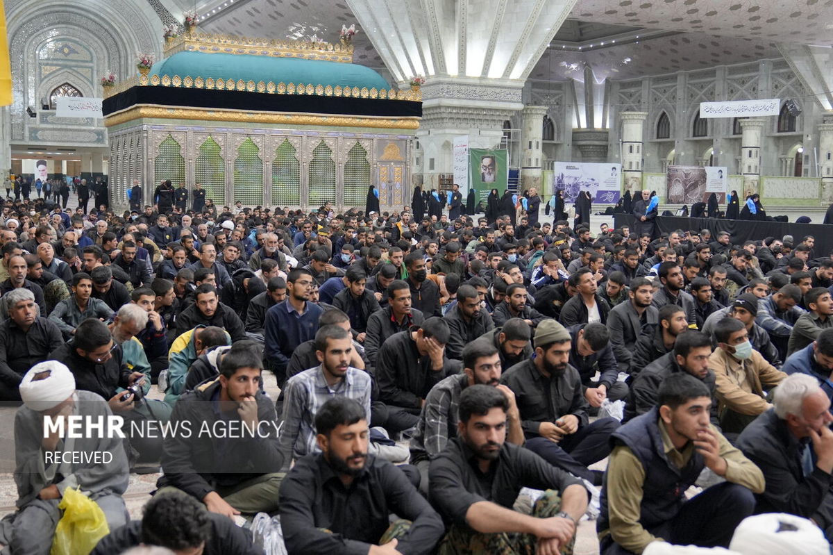 فیلم کامل همخوانی سرود بسیجیان در مراسم روز بسیج در حسینیه امام خمینی(ره)