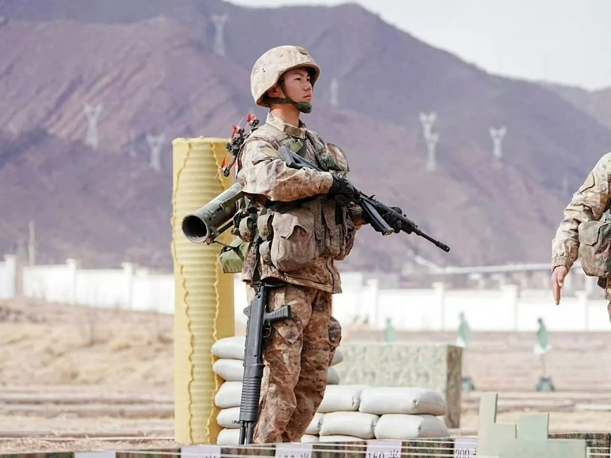 تصویر سرباز چینی جنجالی شد | کوله‌باری غیرمعمول برای جنگ‌های مدرن