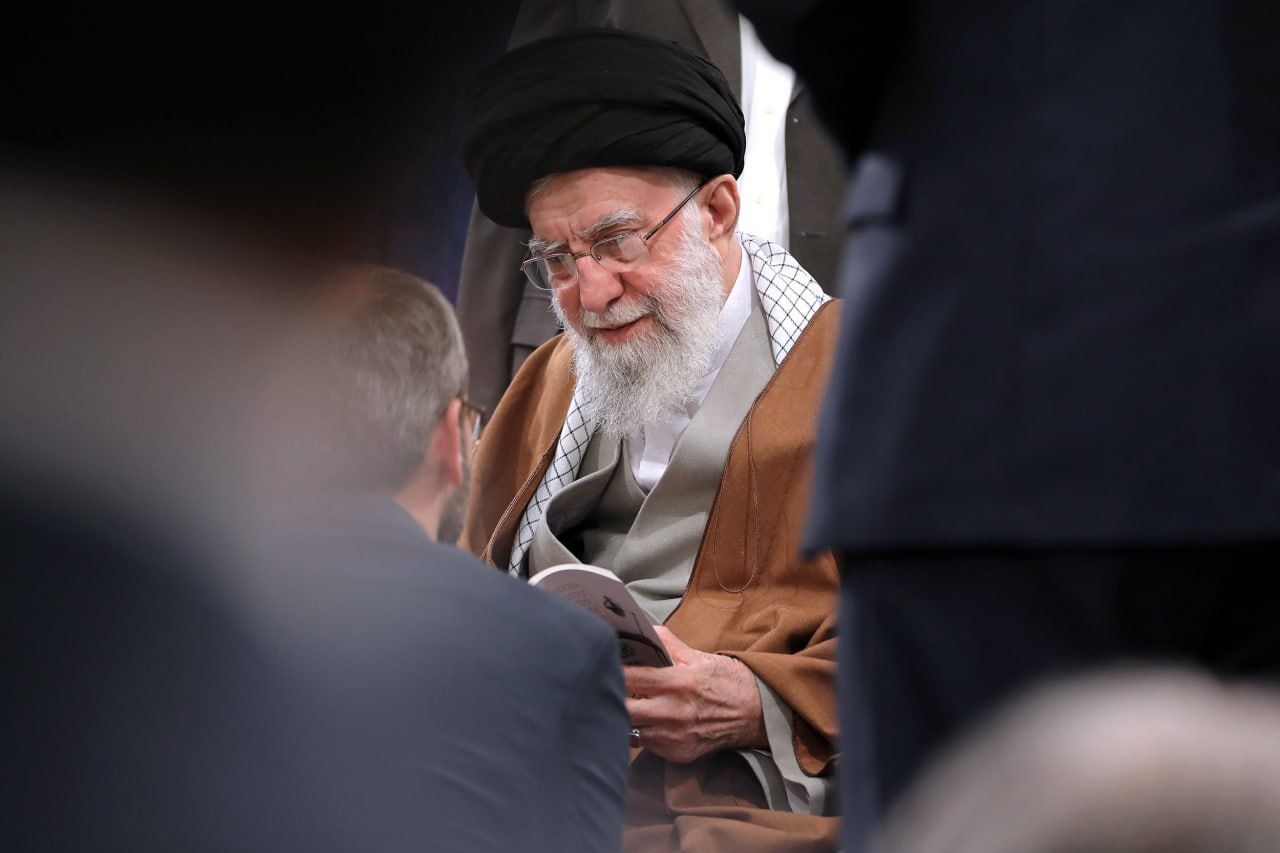 رهبر انقلاب در دیدار شاعران: موج گسترش شعر بین جوانان امیدوار کننده است؛ هرچه شعر پیشرفت پیدا کند جای خرسندی دارد