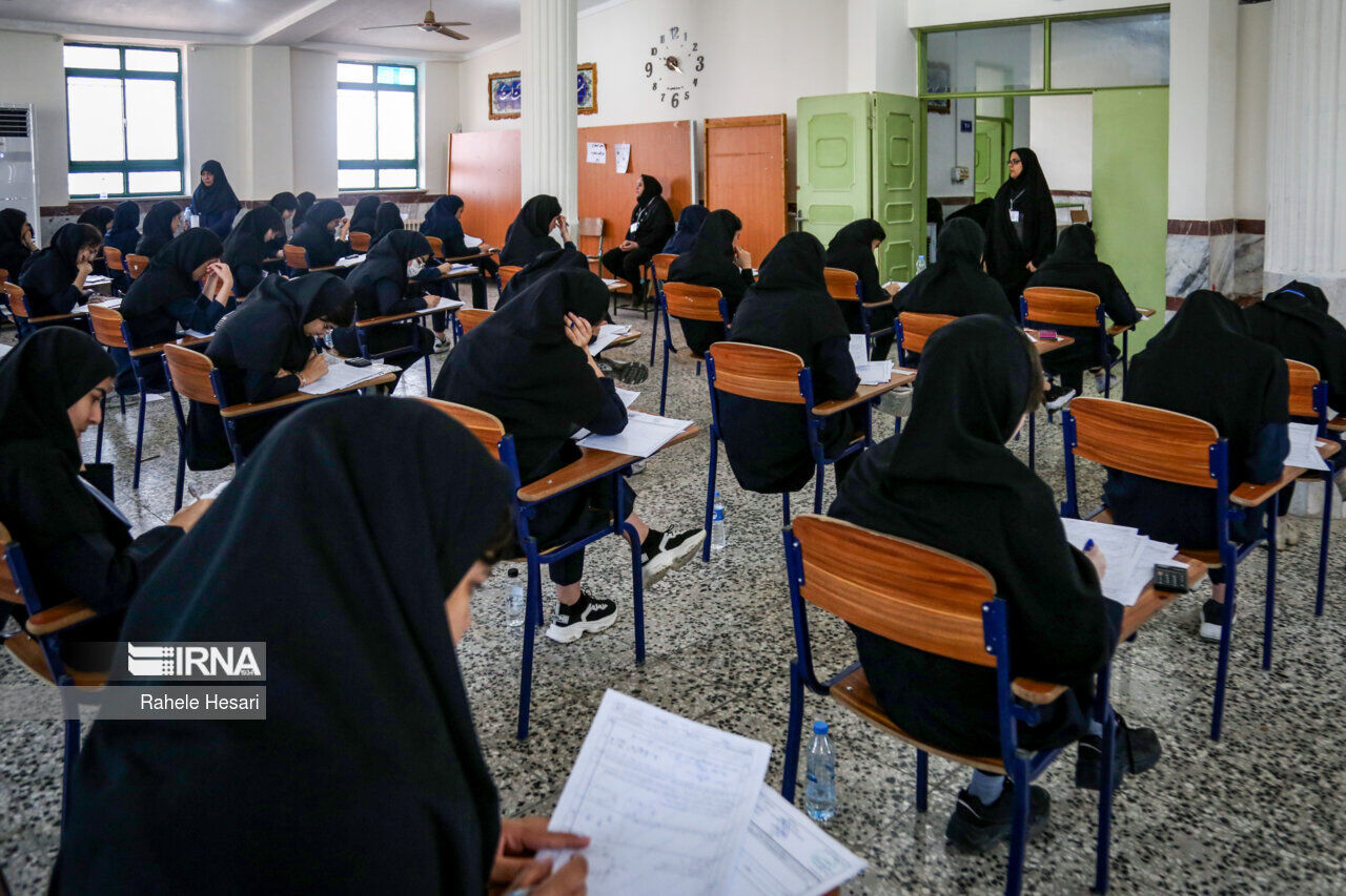احتمال تعویق امتحانات نهایی به دلیل تداخل با مراسم تشییع رهبری