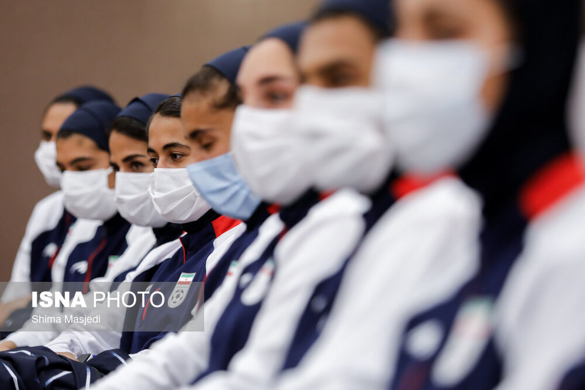 سلام نظامی بانوان فوتبالیست ایران قبل از دیدار مقابل بوتان در مسابقات انتخابی جام ملت‌های آسیا