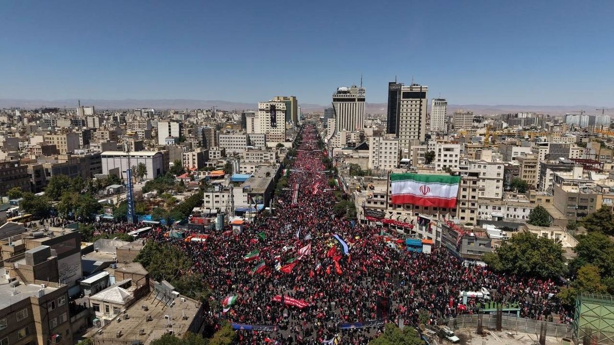تشییع هوایی پیکر رهبر شهید در مشهد 