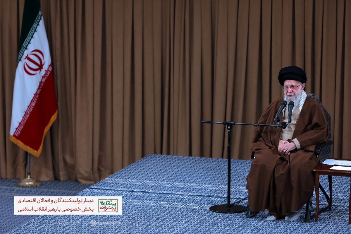 رهبر انقلاب: آن متوهم خیالباف اعلام کرد که ایران ضعیف شده! آینده نشان خواهد داد چه کسی ضعیف شده است... 