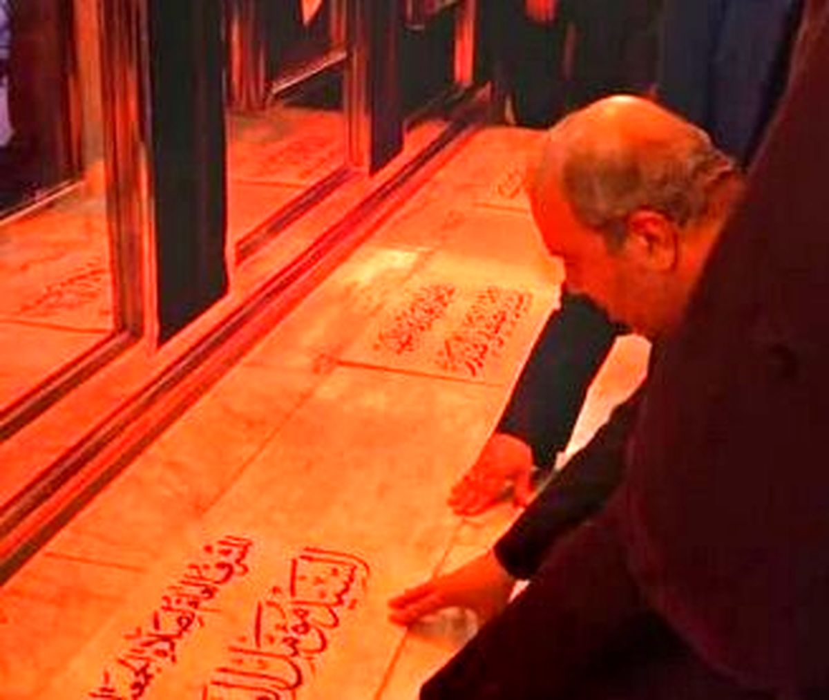 حضور سفیر ایران در عراق بر سر مزار شهید صدر +عکس