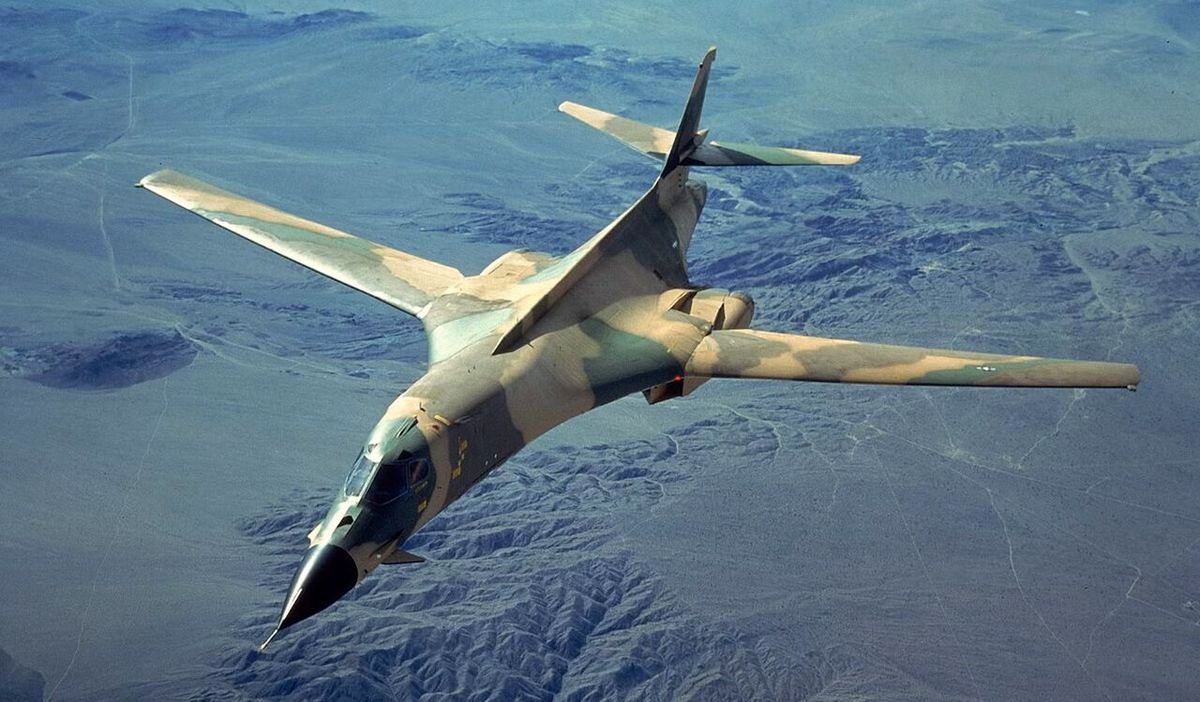 پرواز دو بمب افکن آمریکا در نزدیکی ونزوئلا/جنگ بزرگ در راه است؟