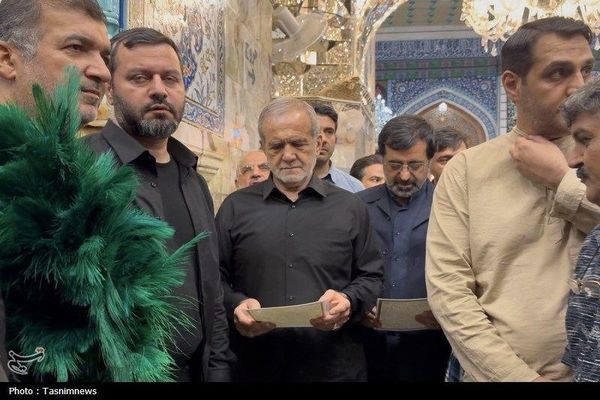 تصاویر: گفتگو صمیمی رئیس‌جمهور با مردم در حرم حضرت معصومه(س)