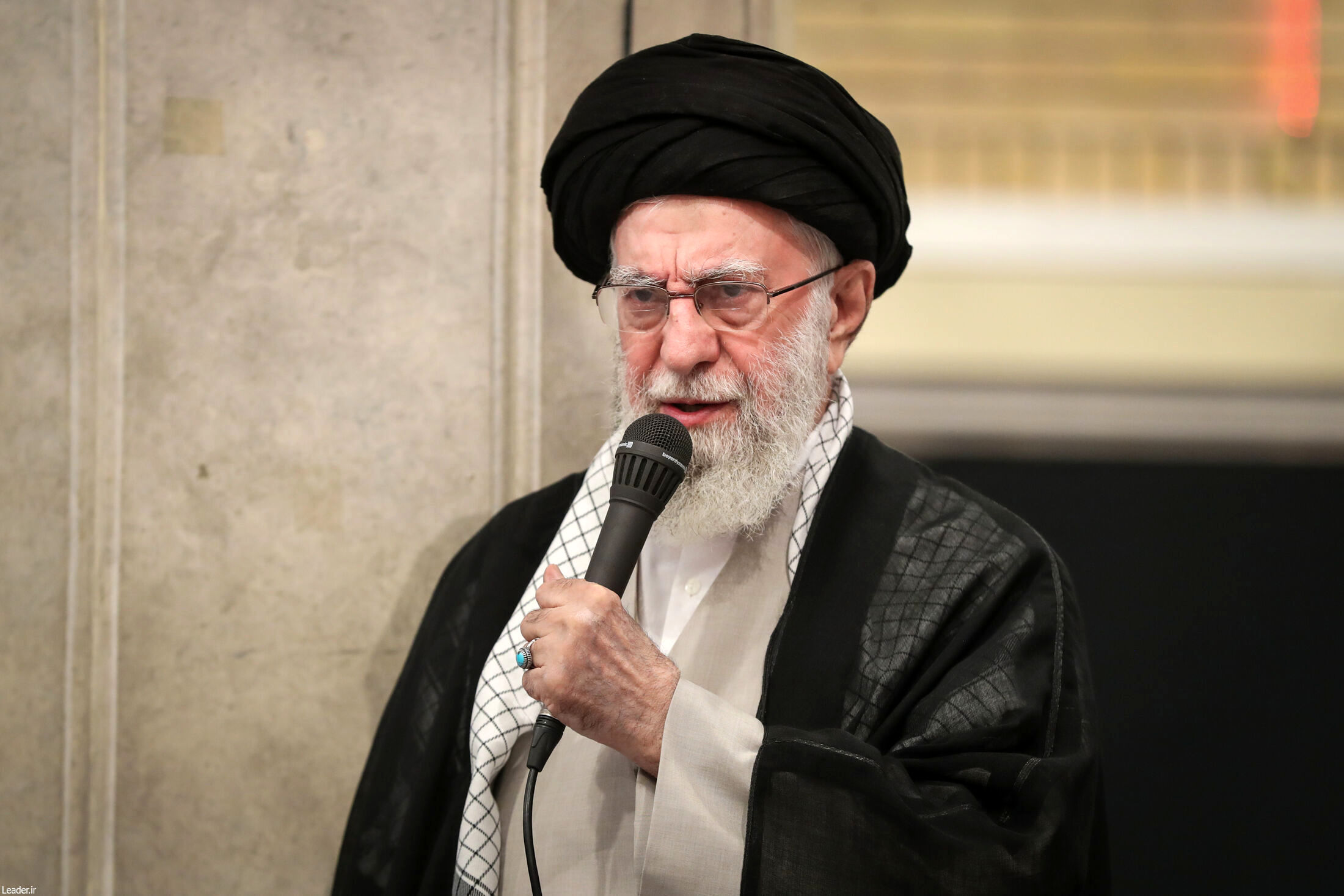 تصویر دیده نشده شهید سید فؤاد شکر با رهبر انقلاب 
