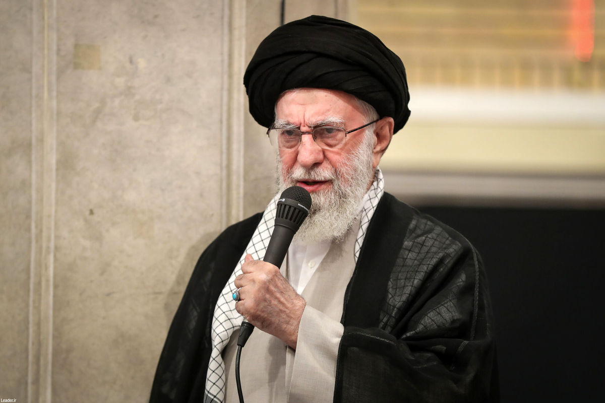 تصویر دیده نشده شهید سید فؤاد شکر با رهبر انقلاب
