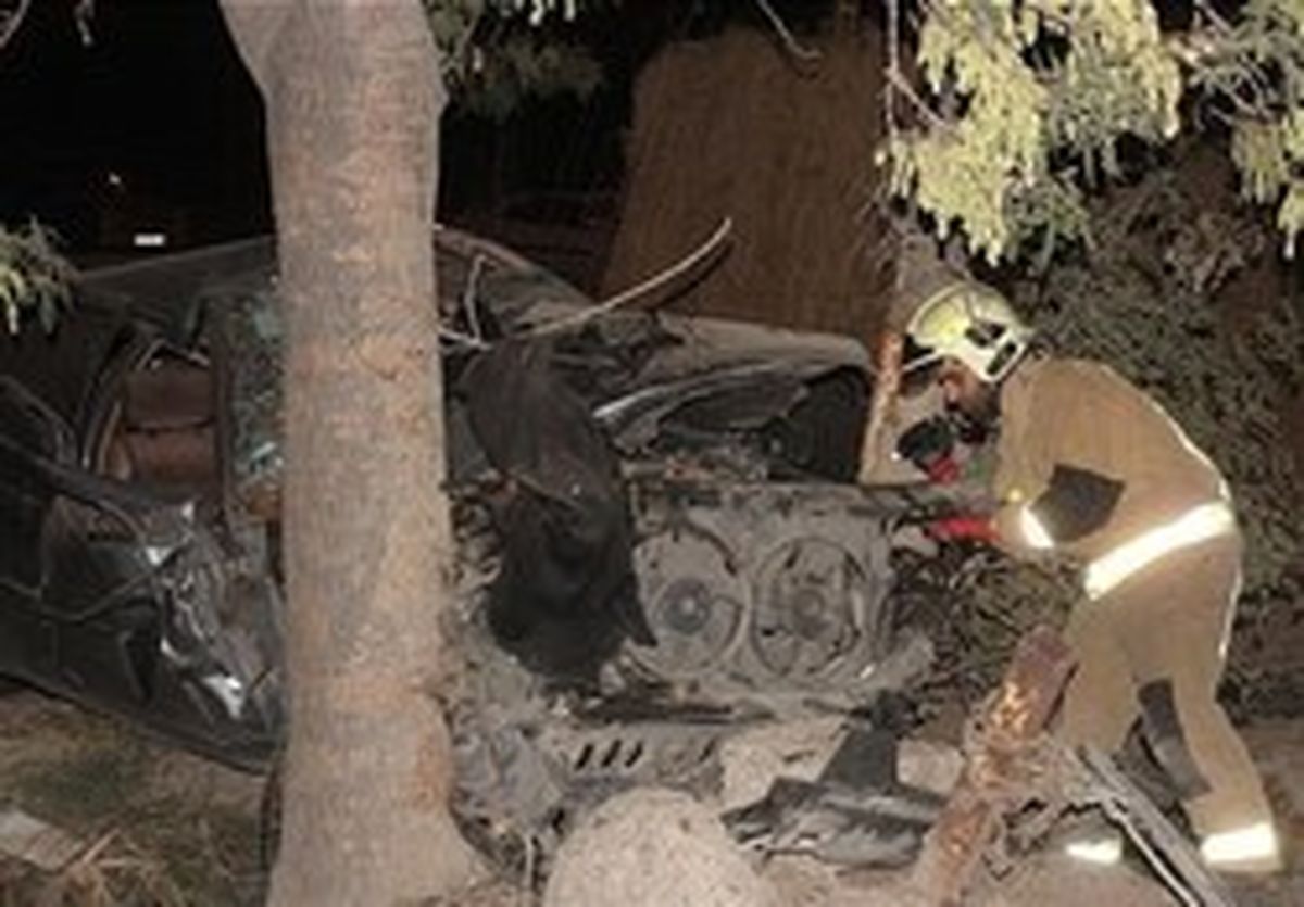 متلاشی شدن پژو ۴۰۵ پس از برخورد با درخت +تصاویر