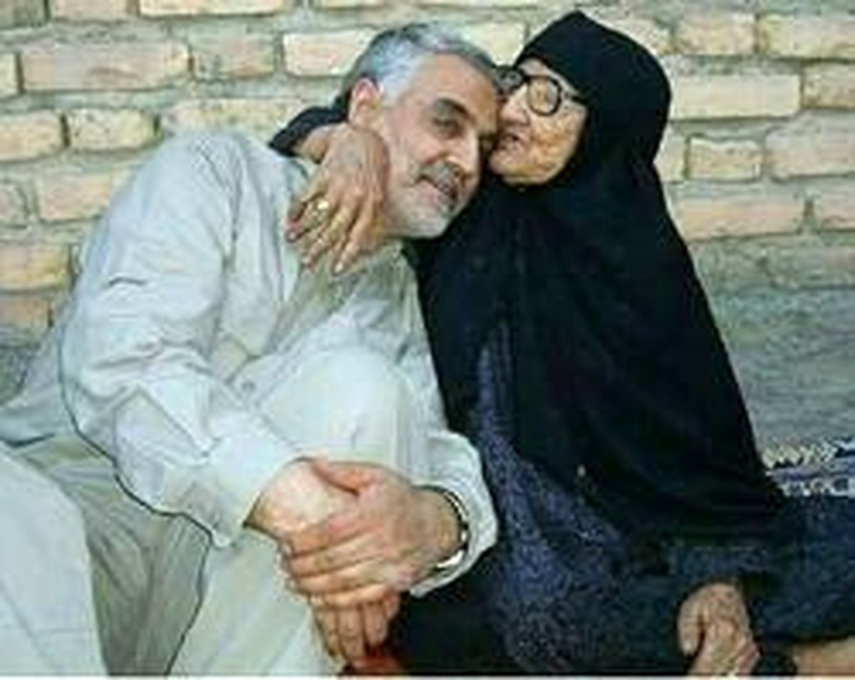 سردار سلیمانی در کنار مادر +عکس