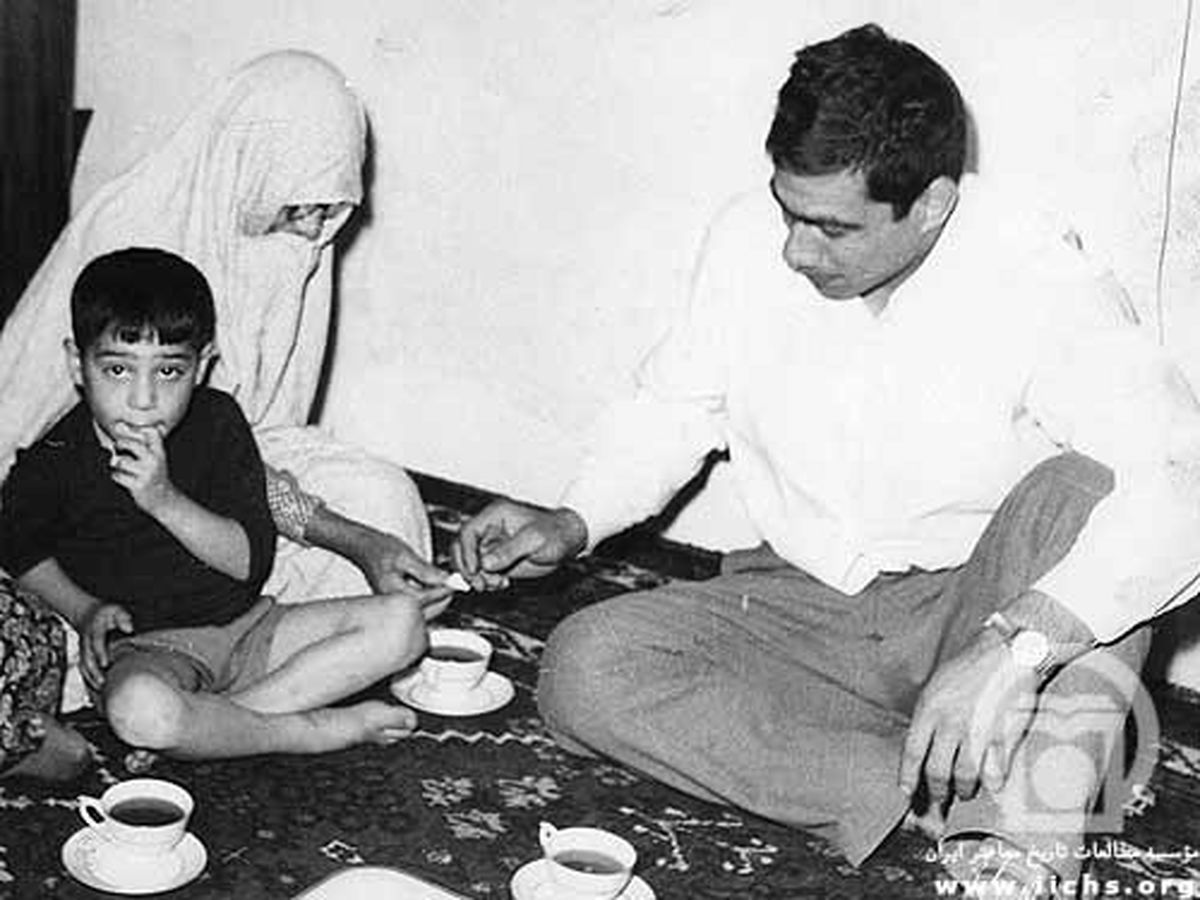 جهان پهلوان تختی در کنار مادر/عکس