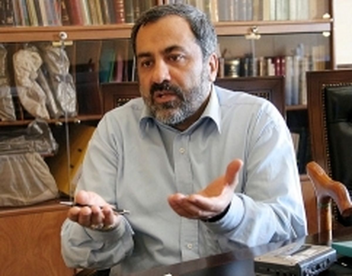 سکوت و بی تفاوتی استبداد را محکم میکند/ انقلاب اسلامی تصویری روشن از مقابله با استبداد بود