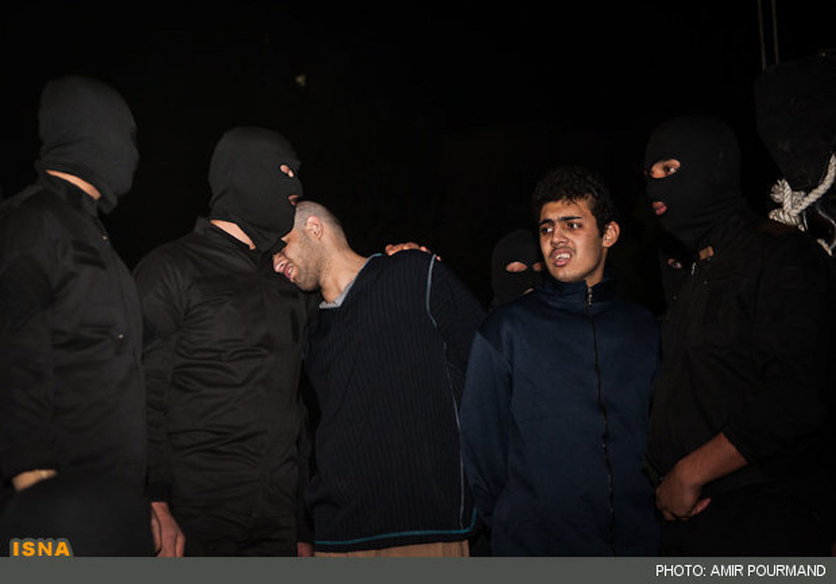 اعدام دو زورگیر در ملاء عام / تصاویر