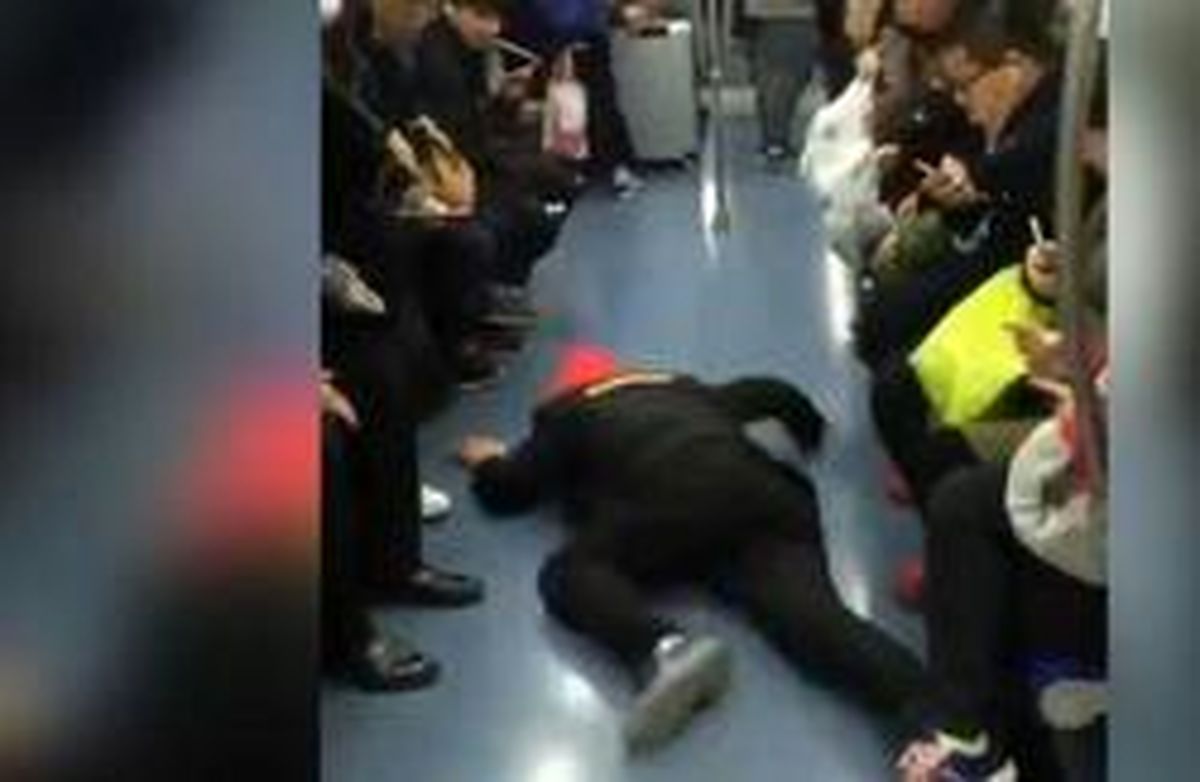 روش موذیانه مرد چینی برای تصاحب صندلی مترو +عکس