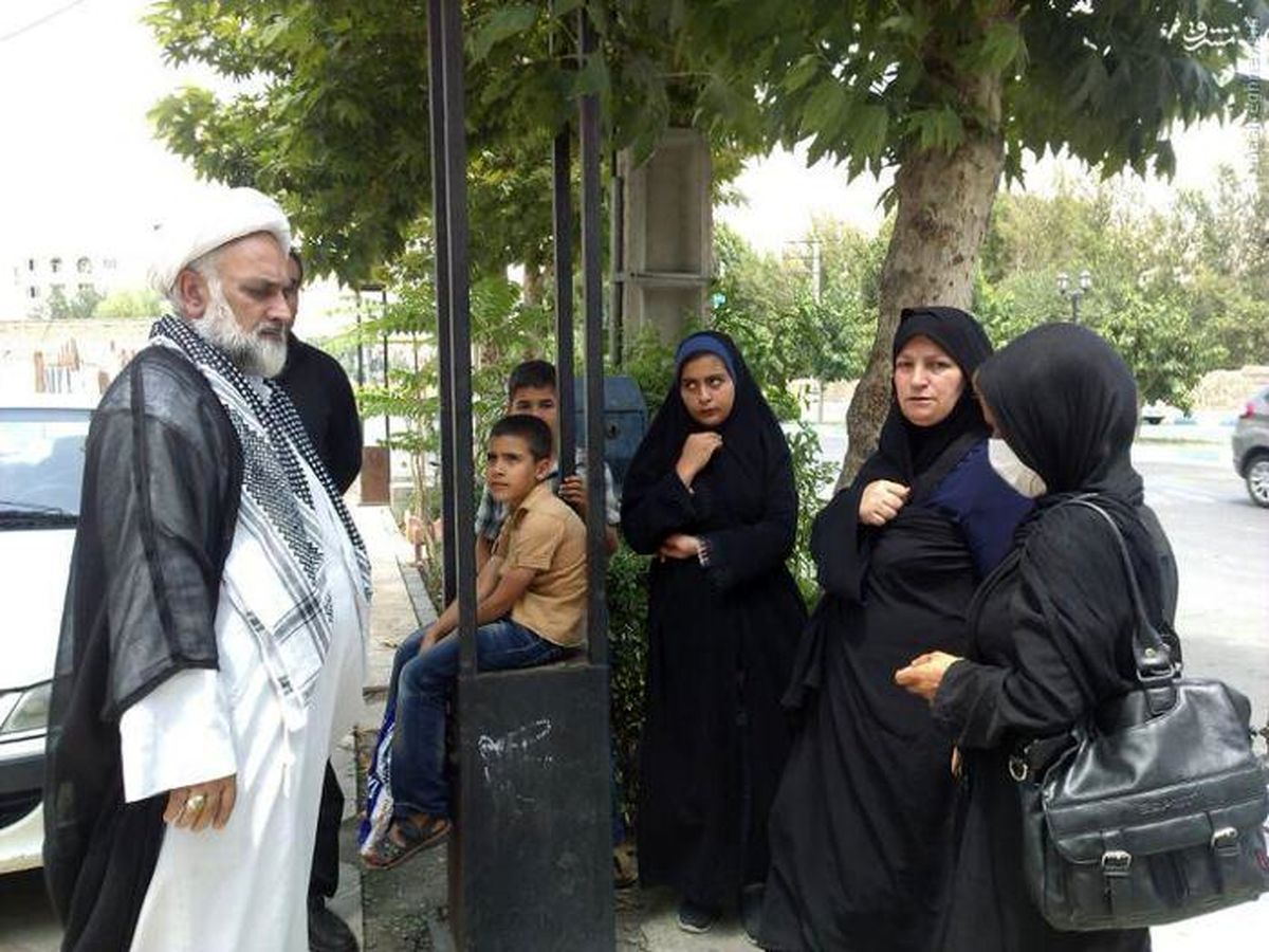 عکس: منصرف‌کردن زنی از خودکشی توسط یک روحانی