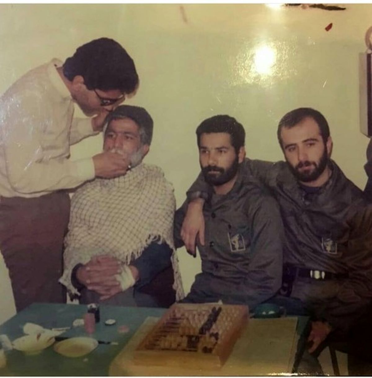 عکس زیرخاکی از مهران مدیری در حال گریم بچه های تئاتر