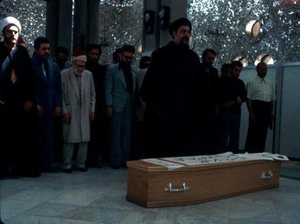 عکس/نمازامام‌موسی‌صدربرپیکردکترشریعتی