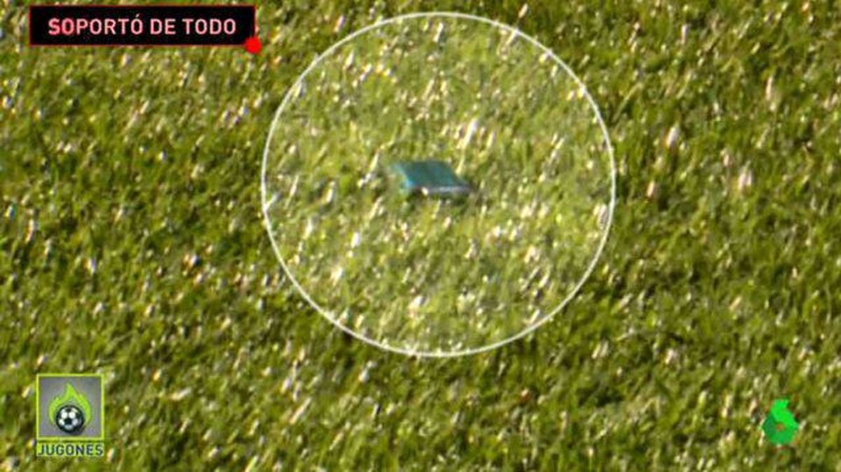 پرتاب اشیا از سوی هواداران به سمت رونالدو +عکس