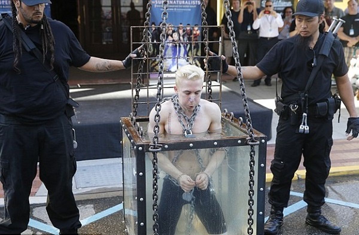 غرق شدن یک بازیگر در برنامه کریس انجل+عکس