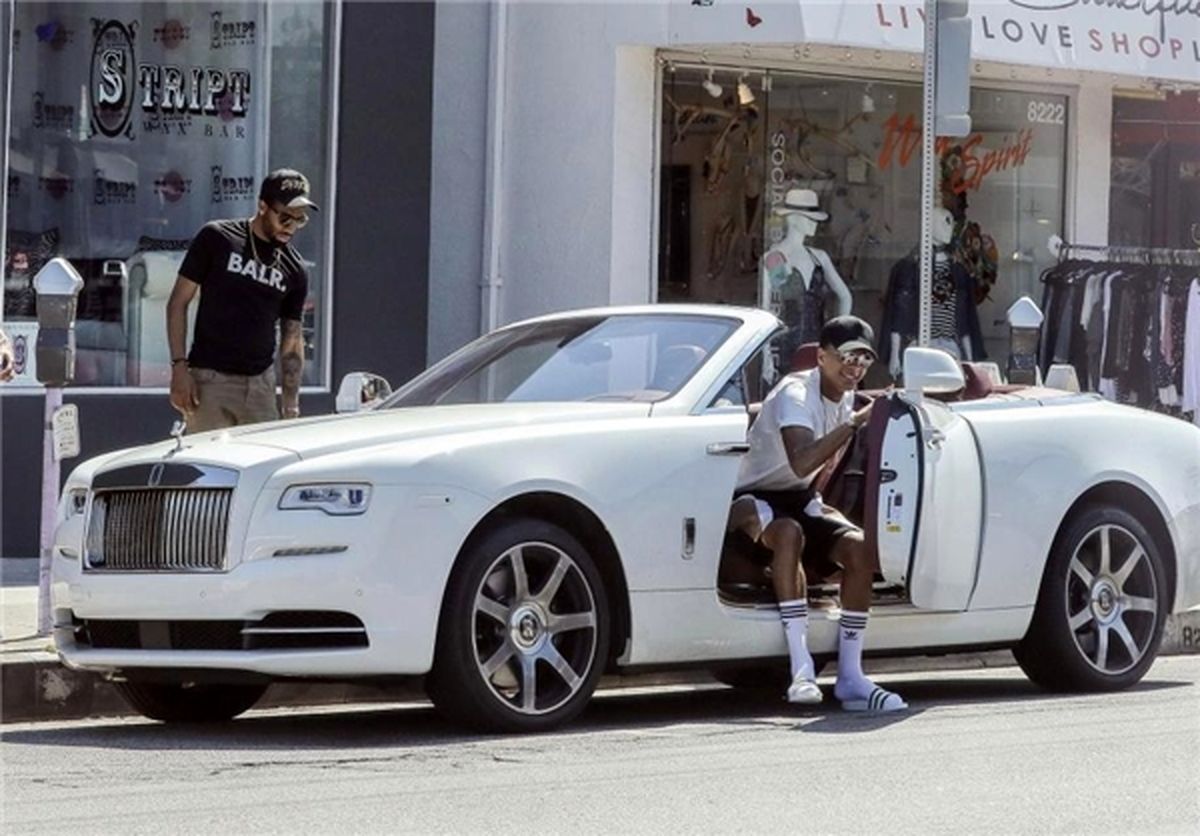 ستاره ۲۱ ساله انگلیسی با خودروی گرانقیمتش سوژه شد +عکس