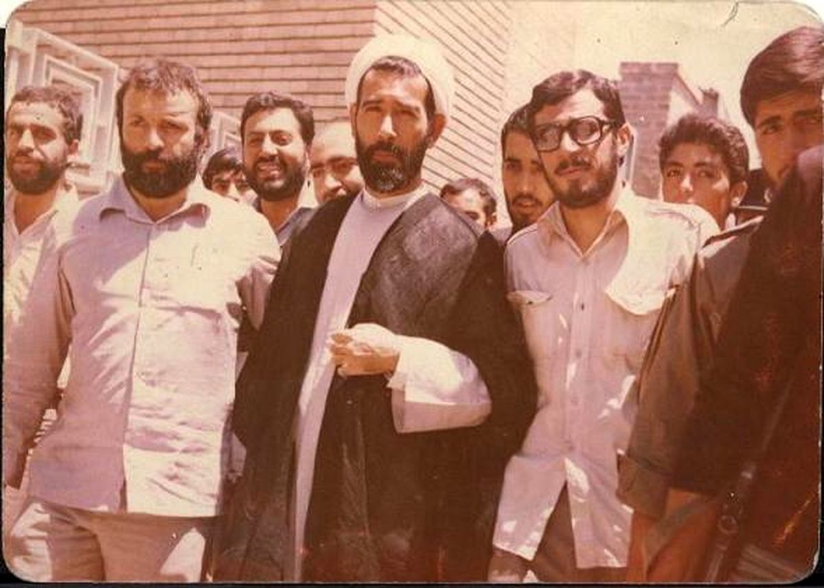 عکسی کمتردیده شده از شهید باهنر