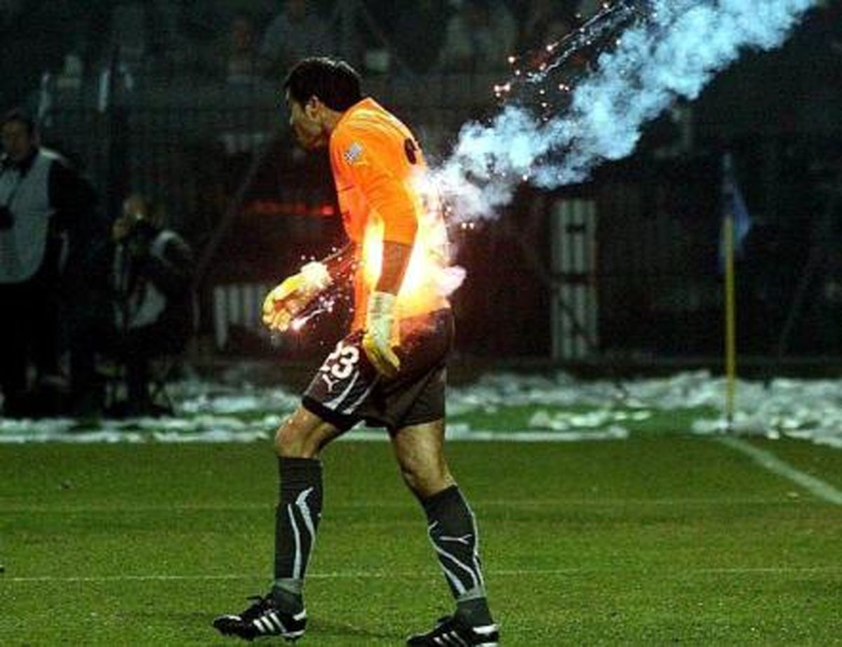 عکس/برخورد مواد آتش زا به یکی از دروازه بان‌های فوتبال