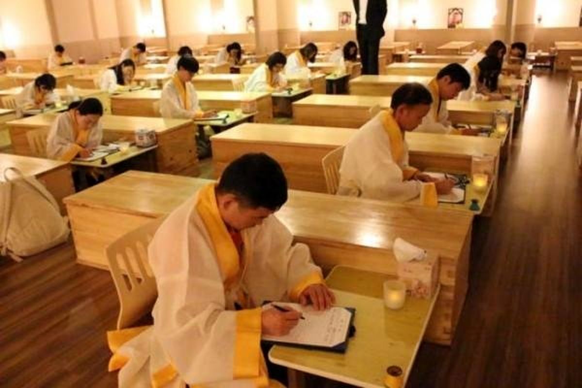 کلاس هایی که در تابوت برگزار می شود!+عکس