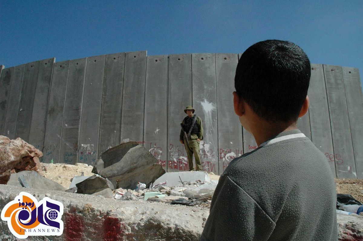 کودک، سرباز، دیوار/عکس