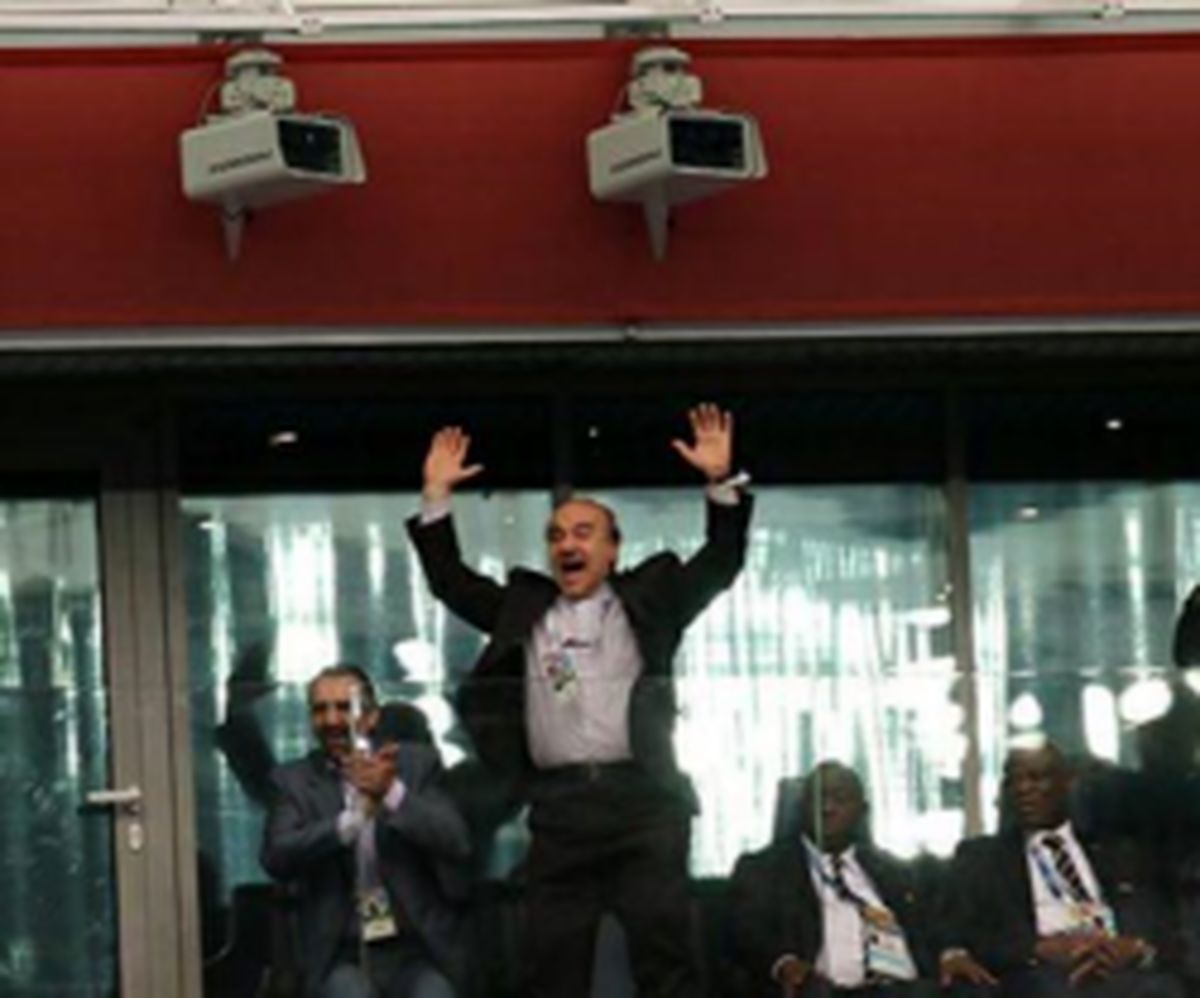 شادی خاص سلطانی فر پس از گلزنی ایران - وزیر ورزش روی هوا