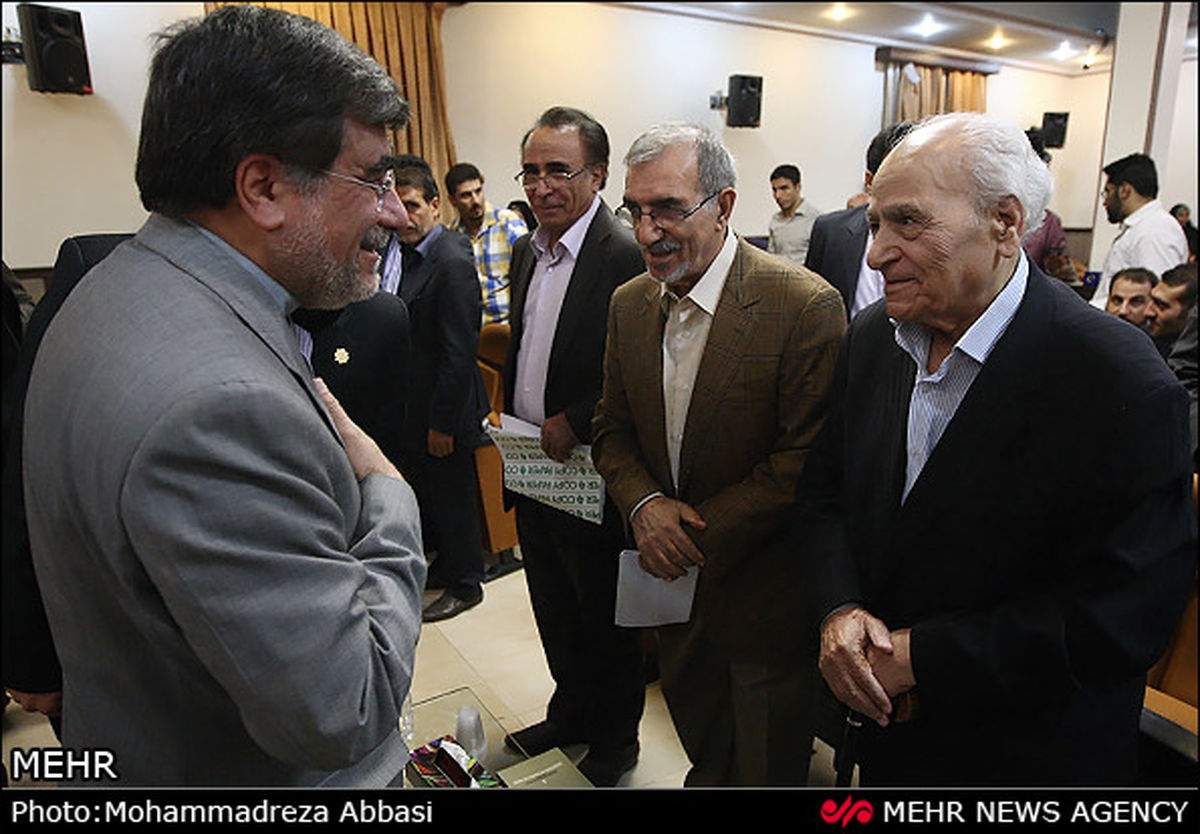 عکس/عرض ادب وزیر به مشفق کاشانی