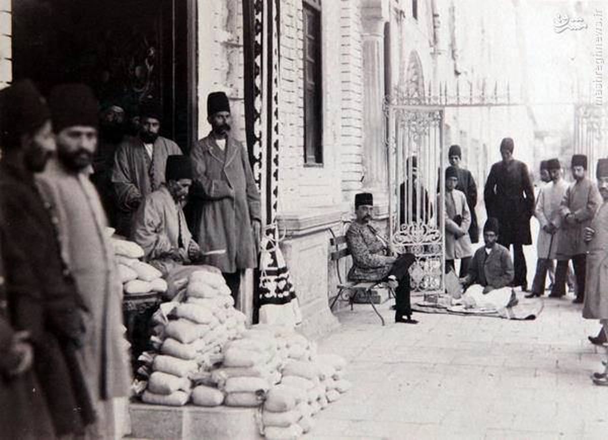 عکس: نظارت ناصرالدین شاه بر مامورین خزانه‌داری