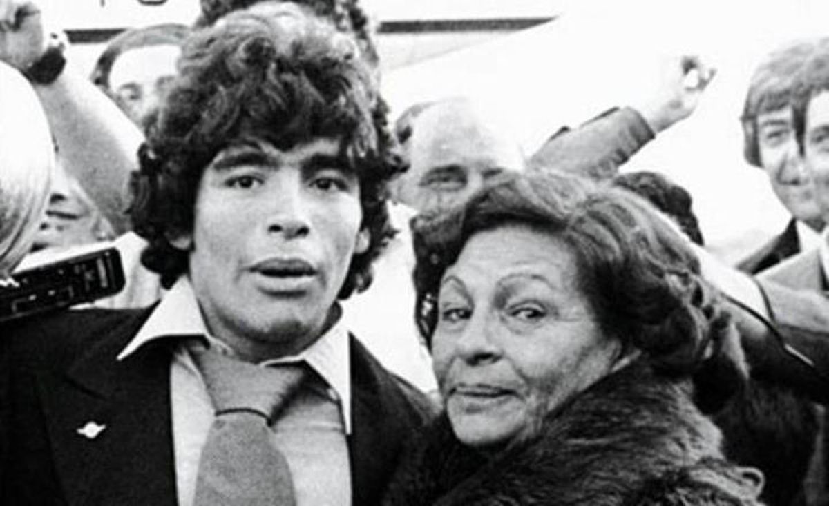 دیه گو مارادونا در كنار مادرش/ عكس