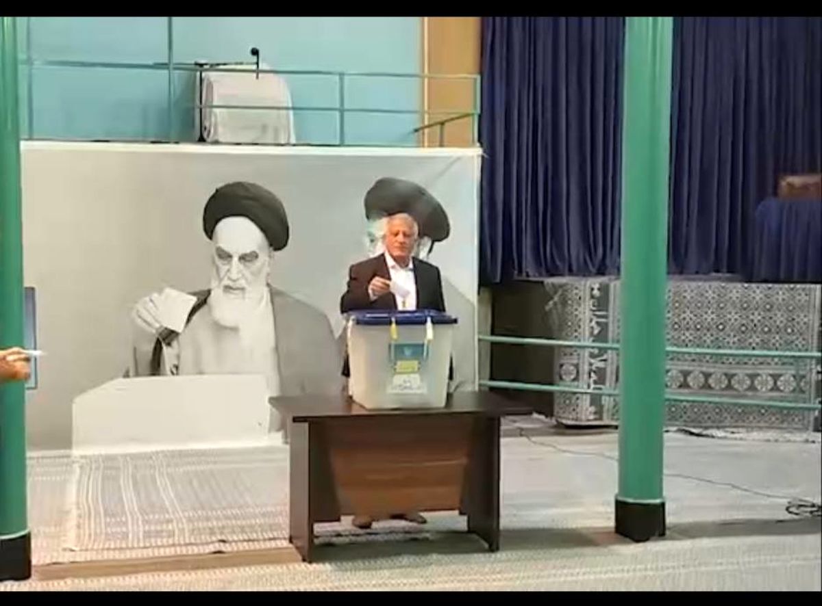  محسن هاشمی در حسینیه جماران رأی خود را صندوق انداخت